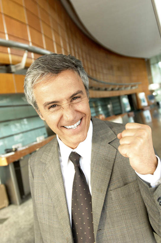 西方人,一个人,商务人士,商务男性,站,笑,微笑,露齿笑,竖图,室内,白天,正面,衬衫,天花板,欧洲,欧洲人,仅一个男性,仅一个人,仅一个中年男性,握,套装,朦胧,模糊,瓷砖,地砖,地面,注视,鼓励,观察,加油,看,手势,握拳,站着,打气,握着,观看,察看,关注,鼓舞,商务装,工薪阶层,男人,男性,中年男性,白种人,白领,上班族,站立,半身,彩图,衬衣