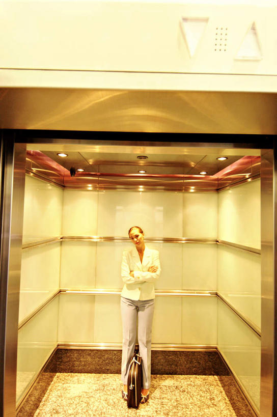 西方人,一个人,商务人士,商务女性,站,竖图,室内,白天,正面,靠垫,电梯,照明,欧洲,欧洲人,仅一个年轻女性,仅一个女性,仅一个人,套装,朦胧,模糊,灯光,靠枕,运输工具,注视,顶灯,灯,灯具,垫子,枕头,观察,看,站着,升降梯,观看,照亮,察看,照明设备,关注,商务装,工薪阶层,年轻女性,女人,女性,白种人,白领,上班族,站立,彩图,全身,升降设备