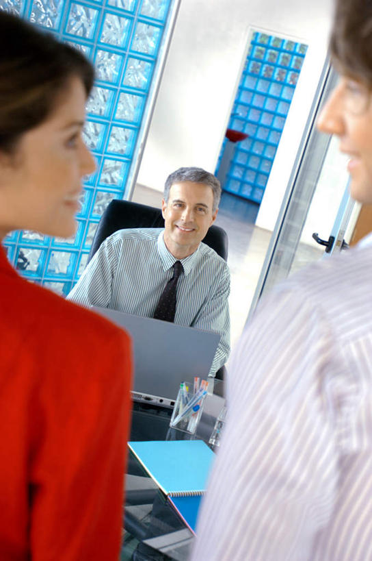 西方人,背部,三个人,夫妻,同事,商务人士,商务男性,商务女性,站,坐,笑,微笑,露齿笑,竖图,室内,白天,正面,衬衫,爱情,成功,合作,团队,集体,信心,电脑,笔记本电脑,餐桌,门,桌子,欧洲,欧洲人,套装,朦胧,模糊,网络,材料,档案,文件,墙,浪漫,扭头,注视,通讯设备,队伍,墙壁,墙面,白色,资料,门框,观察,看,站着,转头,恩爱,恋人,餐台,观看,察看,无线,领导,成就,关注,文档,通信设备,商务装,无线网络,合伙,领袖,无线上网,便携式电脑,工薪阶层,手提电脑,男人,男性,年轻男性,年轻女性,女人,女性,中年男性,白种人,夫妇,情侣,白领,上班族,站立,坐着,半身,彩图,衬衣,伴侣