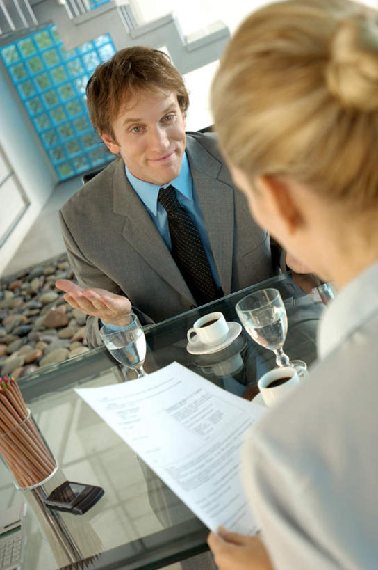 咖啡,西方人,背部,两个人,同事,商务人士,商务男性,商务女性,坐,举,笑,微笑,竖图,室内,白天,正面,衬衫,幸福,成功,合作,团队,集体,信心,水,桌子,杯子,欧洲,欧洲人,握,套装,朦胧,模糊,材料,瓷器,档案,高脚杯,文件,液体,办公桌,咖啡杯,陶瓷制品,红酒杯,拿,拿着,注视,娱乐,饮用水,队伍,玻璃制品,饮料,酒杯,资料,矿泉水,观察,看,托,享受,休闲,温馨,放松,乐趣,握着,观看,察看,提神,领导,舒适,葡萄酒杯,成就,关注,文档,瓷杯,醒脑,商务装,合伙,领袖,工薪阶层,蒸馏水,软饮料,男人,男性,年轻男性,年轻女性,女人,女性,白种人,白领,上班族,玻璃杯,举起,举手,举着,向上举,向上伸,向上托,坐着,半身,彩图,衬衣