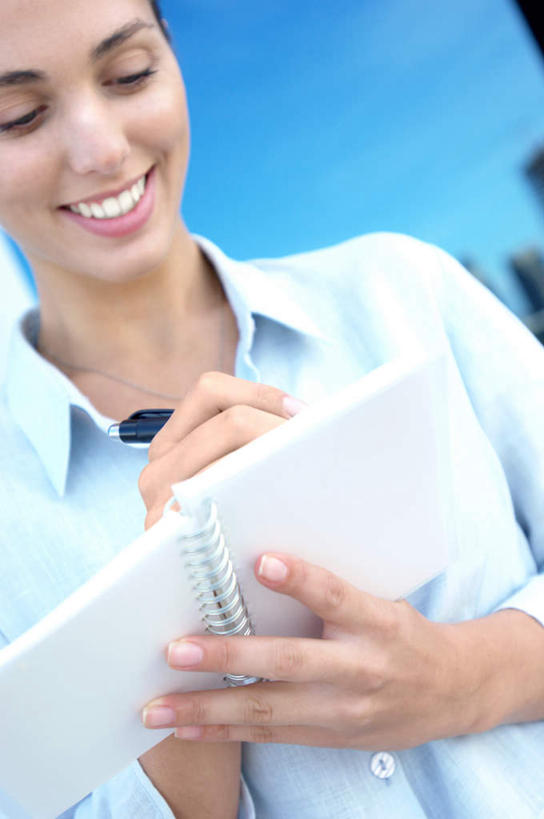 西方人,一个人,商务人士,商务女性,站,捧,笑,微笑,露齿笑,竖图,室外,白天,正面,镜子,欧洲,欧洲人,仅一个年轻女性,仅一个女性,仅一个人,握,套装,朦胧,模糊,笔,办公用品,记事本,拿,拿着,注视,文具,本子,笔记本,学习用品,观察,看,站着,握着,观看,文具用品,镜像,察看,书写,镜面,关注,商务装,工薪阶层,年轻女性,女人,女性,白种人,白领,上班族,端,端着,捧着,手捧,站立,半身,彩图