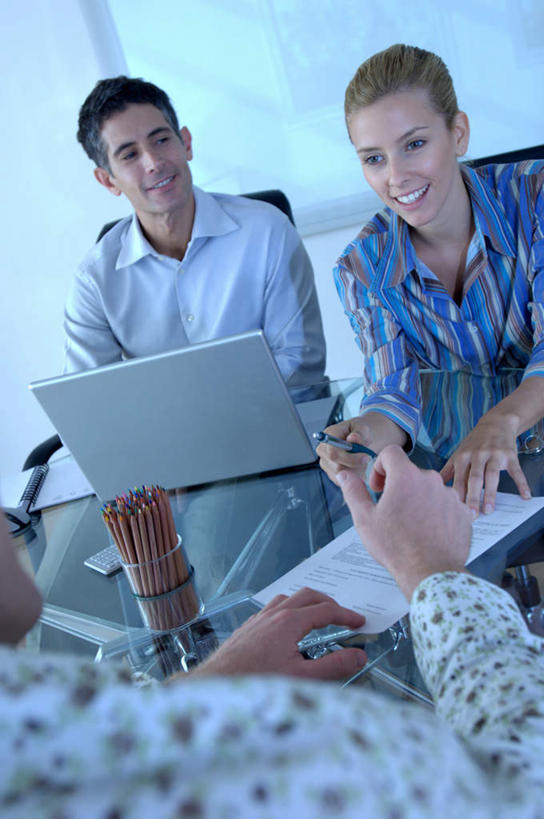 西方人,背部,三个人,同事,商务人士,商务男性,商务女性,坐,笑,微笑,露齿笑,竖图,室内,白天,正面,衬衫,成功,合作,团队,集体,信心,电脑,笔记本电脑,桌子,欧洲,欧洲人,握,套装,朦胧,模糊,网络,笔,材料,档案,文件,办公桌,墙,办公用品,拿,拿着,注视,通讯设备,队伍,墙壁,墙面,文具,白色,学习用品,资料,观察,看,握着,观看,文具用品,察看,无线,领导,成就,关注,文档,通信设备,商务装,无线网络,合伙,领袖,无线上网,便携式电脑,工薪阶层,手提电脑,男人,男性,年轻男性,年轻女性,女人,女性,中年男性,白种人,白领,上班族,坐着,半身,彩图,衬衣