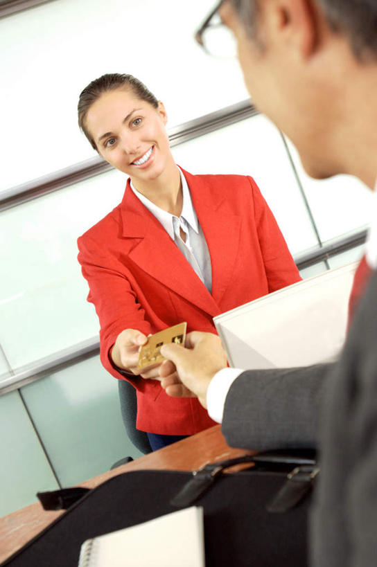 西方人,两个人,同事,商务人士,商务男性,商务女性,站,笑,微笑,露齿笑,竖图,室内,白天,正面,衬衫,成功,合作,团队,集体,信心,信用卡,电脑,笔记本电脑,桌子,欧洲,欧洲人,握,套装,朦胧,模糊,网络,眼镜,办公桌,墙,拿,拿着,注视,通讯设备,队伍,墙壁,墙面,白色,观察,看,站着,卡,握着,储蓄卡,观看,察看,无线,领导,成就,关注,通信设备,商务装,无线网络,合伙,领袖,近视眼镜,无线上网,便携式电脑,工薪阶层,银行卡,手提电脑,男人,男性,年轻女性,女人,女性,中年男性,白种人,白领,上班族,站立,半身,彩图,衬衣