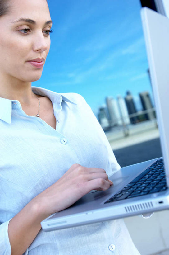 西方人,一个人,商务人士,商务女性,高楼大厦,站,捧,竖图,室外,白天,侧面,电脑,笔记本电脑,镜子,大厦,建筑,摩天大楼,欧洲,欧洲人,仅一个年轻女性,仅一个女性,仅一个人,敲打,套装,朦胧,模糊,网络,云,云朵,云彩,注视,输入,通讯设备,蓝色,白云,蓝天,天空,天,打字,观察,看,站着,晴朗,观看,点击,敲击,镜像,察看,无线,镜面,关注,通信设备,商务装,无线网络,无线上网,便携式电脑,工薪阶层,按键,手提电脑,年轻女性,女人,女性,白种人,白领,上班族,晴空,端,端着,捧着,手捧,站立,半身,彩图,大楼,高层建筑,高楼,摩天楼