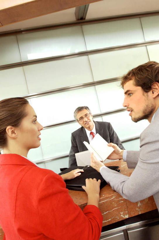 西方人,背部,三个人,同事,商务人士,商务男性,商务女性,办公室,坐,说,竖图,室内,白天,正面,衬衫,讨论,成功,合作,团队,集体,信心,家具,桌子,欧洲,欧洲人,握,套装,材料,档案,文件,纸,办公桌,领带,拿,拿着,注视,队伍,手稿,资料,观察,看,握着,观看,证明,察看,领导,象征,庄重,成就,关注,文档,商务装,身份,合伙,领袖,工薪阶层,办公家具,正式,地位,交流,男人,男性,年轻男性,年轻女性,女人,女性,中年男性,白种人,白领,上班族,沟通,讲话,交谈,商讨,说话,谈话,坐着,半身,彩图,衬衣