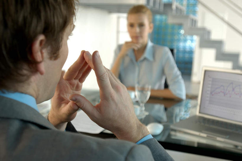 西方人,背部,两个人,同事,商务人士,商务男性,商务女性,办公室,栏杆,坐,横图,室内,白天,正面,衬衫,成功,合作,团队,集体,信心,电脑,笔记本电脑,家具,楼梯,桌子,杯子,欧洲,欧洲人,套装,朦胧,模糊,网络,扶手,高脚杯,办公桌,阶梯,红酒杯,注视,通讯设备,队伍,护栏,相视,台阶,玻璃制品,酒杯,观察,看,面对面,观看,对视,察看,无线,领导,互视,葡萄酒杯,成就,关注,通信设备,相对,商务装,无线网络,合伙,领袖,无线上网,便携式电脑,工薪阶层,相看,办公家具,手提电脑,男人,男性,年轻女性,女人,女性,中年男性,白种人,白领,上班族,玻璃杯,坐着,半身,彩图,衬衣