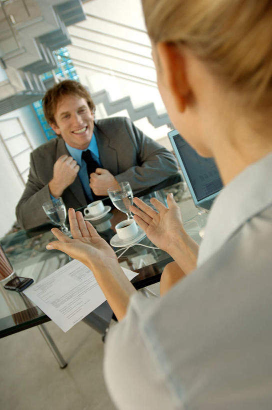 咖啡,西方人,背部,两个人,同事,商务人士,商务男性,商务女性,栏杆,坐,笑,说,微笑,露齿笑,竖图,室内,白天,正面,衬衫,讨论,幸福,成功,合作,团队,集体,信心,楼梯,桌面,桌子,杯子,餐具,欧洲,欧洲人,套装,朦胧,模糊,木制,瓷器,碟子,扶手,盘,阶梯,咖啡杯,领带,陶瓷制品,注视,娱乐,队伍,护栏,相视,台阶,饮料,盘子,木制品,碟,观察,看,享受,休闲,温馨,面对面,放松,乐趣,观看,对视,察看,提神,领导,舒适,互视,象征,庄重,成就,关注,瓷杯,醒脑,相对,商务装,身份,合伙,领袖,工薪阶层,相看,软饮料,正式,地位,交流,男人,男性,年轻女性,女人,女性,中年男性,白种人,白领,上班族,沟通,讲话,交谈,商讨,说话,谈话,坐着,半身,彩图,衬衣