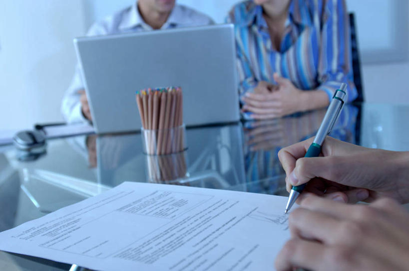 西方人,三个人,同事,商务人士,商务男性,商务女性,办公室,坐,横图,室内,白天,正面,衬衫,成功,合作,团队,集体,信心,电脑,笔记本电脑,家具,桌子,欧洲,欧洲人,握,套装,网络,笔,材料,档案,文件,纸,办公桌,办公用品,拿,拿着,注视,通讯设备,队伍,水笔,文具,手稿,学习用品,资料,观察,看,握着,观看,文具用品,证明,察看,无线,领导,书写,成就,关注,文档,通信设备,商务装,无线网络,合伙,领袖,无线上网,便携式电脑,工薪阶层,办公家具,手提电脑,男人,男性,年轻女性,女人,女性,中年男性,白种人,白领,上班族,坐着,半身,彩图,衬衣