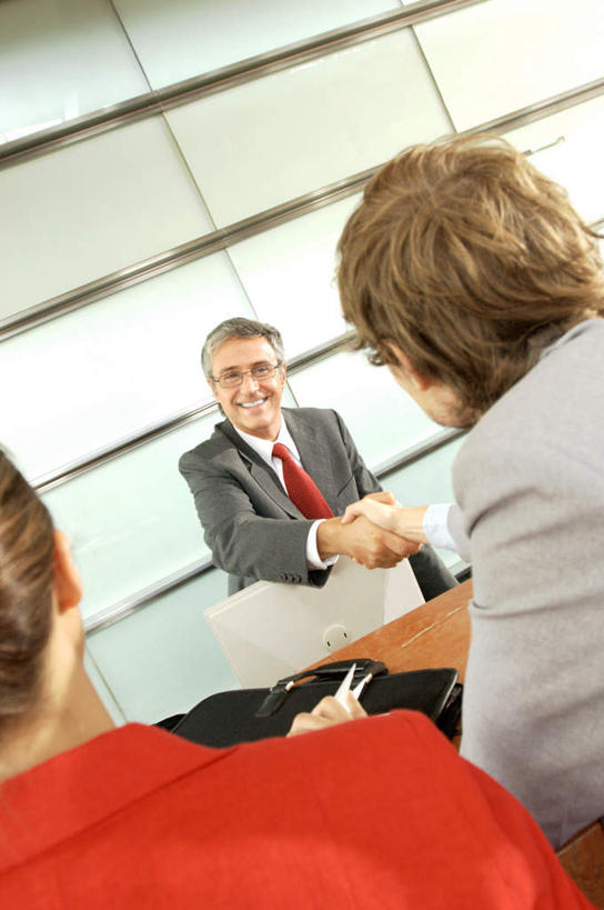 西方人,背部,三个人,同事,商务人士,商务男性,商务女性,办公室,坐,握手,说,竖图,室内,白天,正面,衬衫,讨论,成功,合作,团队,集体,信心,家具,桌子,欧洲,欧洲人,握,套装,材料,档案,文件,纸,办公桌,领带,拿,拿着,注视,队伍,手稿,资料,观察,看,握着,观看,证明,察看,领导,象征,庄重,成就,关注,文档,商务装,身份,合伙,领袖,工薪阶层,办公家具,正式,地位,交流,男人,男性,年轻男性,年轻女性,女人,女性,中年男性,白种人,白领,上班族,搀手,沟通,讲话,交谈,拉手,商讨,手搀手,手拉手,手牵手,手握手,说话,谈话,坐着,半身,彩图,衬衣