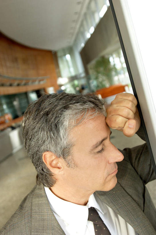 西方人,一个人,商务人士,商务男性,站,闭眼,竖图,室内,白天,侧面,衬衫,失败,窗户,落地窗,欧洲,欧洲人,仅一个男性,仅一个人,仅一个中年男性,套装,沮丧,领带,玻璃窗,靠,靠着,倚靠,站着,难受,无奈,失望,悲伤,伤心,倚着,难过,象征,庄重,失落,商务装,身份,工薪阶层,颓废,挫败,受挫,落败,落空,错过,失足,失意,失策,失算,颓丧,衰颓,悲哀,懊丧,颓靡,气馁,丧气,正式,地位,败北,挫折,失利,男人,男性,中年男性,白种人,白领,上班族,闭眼睛,闭着眼,闭着眼睛,站立,半身,彩图,衬衣