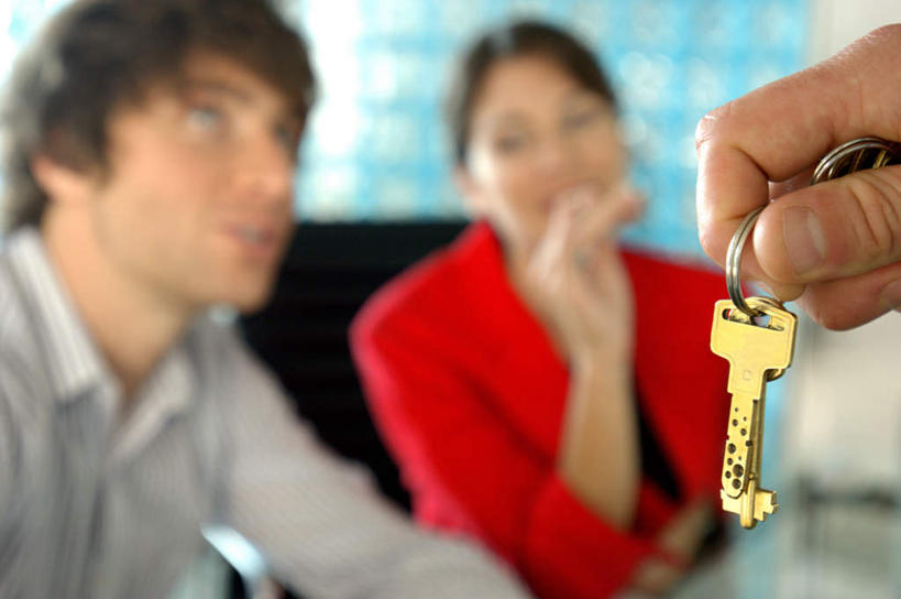 西方人,三个人,同事,商务人士,商务男性,商务女性,坐,笑,微笑,露齿笑,横图,室内,白天,正面,衬衫,安全,成功,合作,团队,集体,信心,桌面,桌子,椅子,欧洲,欧洲人,撑,握,套装,朦胧,模糊,木制,防护,钥匙,拿,拿着,托腮,注视,队伍,会议椅,木制品,观察,看,托,握着,观看,保护,办公椅,察看,领导,开启,成就,封闭,关注,托下巴,保险,商务装,私密,合伙,领袖,工薪阶层,保全,周全,安稳,安定,防盗,商务椅,培训椅,平安,男人,男性,年轻男性,年轻女性,女人,女性,中年男性,白种人,白领,上班族,坐着,半身,彩图,衬衣