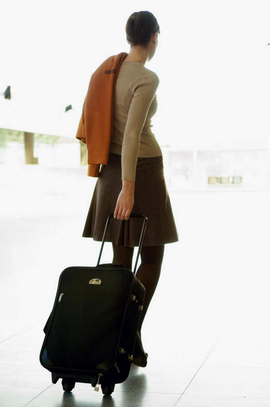 西方人,一个人,商务人士,商务女性,竖图,室内,白天,裙子,欧洲,欧洲人,仅一个年轻女性,仅一个女性,仅一个人,一条,阴影,套装,装饰,反射,拉杆箱,旅行箱,影子,拎,扭头,注视,一个,背面,围巾,行李箱,箱子,观察,看,转头,温暖,短裙,单个,围脖,观看,半身裙,保暖,出差,华丽,点缀,察看,御寒,关注,商务装,工薪阶层,衬托,美观,雅致,雅观,年轻女性,女人,女性,白种人,白领,上班族,彩图,全身,旅行,拎着