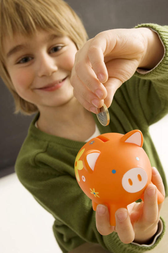 西方人,儿童,一个人,站,笑,微笑,竖图,室内,白天,正面,纯洁,钱,欧洲,欧洲人,仅一个男性,仅一个人,握,阴影,服装,反射,钱币,影子,墙,注视,休闲装,墙壁,墙面,一个,小孩,衣服,白色,黑色,容器,黑板,观察,看,站着,仅一个小孩,休闲,休闲服,储蓄罐,器皿,可爱,童年,童趣,储蓄,存钱,教学,握着,金融,理财,服饰,经济,单个,观看,察看,资金,存钱罐,关注,存款,流通,贸易,童真,烂漫,无邪,贮钱罐,储钱罐,扑满,耐磨,教学黑板,天真,货币,现金,硬币,男孩,男人,男性,白种人,孩子,抛,扔,站立,半身,彩图,男生