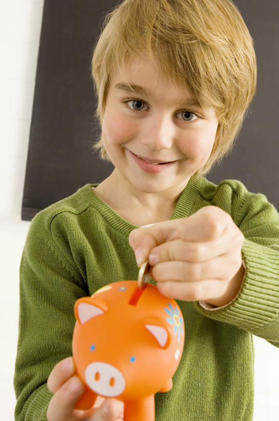 西方人,儿童,一个人,站,笑,微笑,竖图,室内,白天,正面,纯洁,钱,欧洲,欧洲人,仅一个男性,仅一个人,握,阴影,服装,反射,钱币,影子,墙,注视,休闲装,墙壁,墙面,一个,小孩,衣服,白色,黑色,容器,黑板,观察,看,站着,仅一个小孩,休闲,休闲服,储蓄罐,器皿,可爱,童年,童趣,储蓄,存钱,教学,握着,金融,理财,服饰,经济,单个,观看,察看,资金,存钱罐,关注,存款,流通,贸易,童真,烂漫,无邪,贮钱罐,储钱罐,扑满,耐磨,教学黑板,天真,货币,现金,硬币,男孩,男人,男性,白种人,孩子,抛,扔,站立,半身,彩图,男生