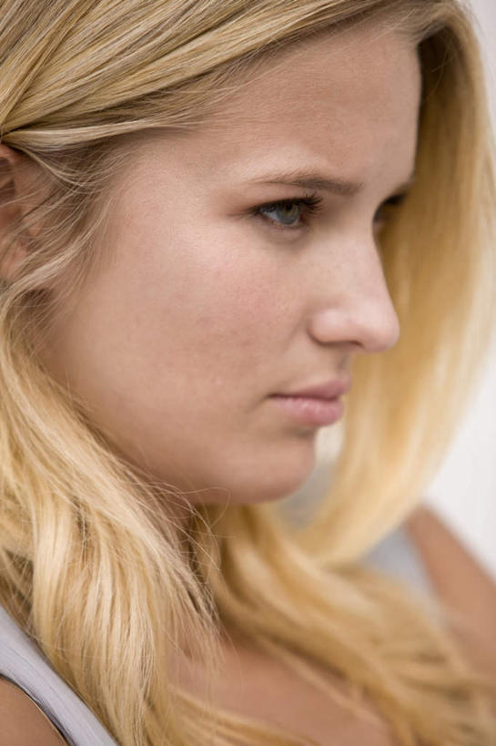 西方人,脸,头,脸颊,头发,一个人,竖图,室内,特写,白天,侧面,失败,吊带,欧洲,欧洲人,仅一个年轻女性,仅一个女性,仅一个人,服装,沮丧,注视,吊带衫,衣服,黄色,观察,看,难受,无奈,服饰,观看,失望,悲伤,察看,伤心,难过,衣着,穿着,关注,失落,颓废,挫败,受挫,落败,落空,错过,失足,失意,失策,失算,颓丧,衰颓,悲哀,懊丧,颓靡,气馁,丧气,衣饰,败北,挫折,失利,年轻女性,女人,女性,白种人,头部,长发,直发,脸部,脸蛋,面部,半身,彩图