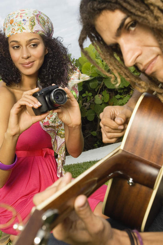 西方人,两个人,坐,笑,微笑,露齿笑,竖图,室外,白天,正面,爱情,植物,棕榈树,相机,叶子,欧洲,欧洲人,握,阴影,服装,装饰,光线,头巾,影子,绿叶,吉他,乐器,弦乐器,浪漫,弹奏,拿,拿着,注视,休闲装,树,树木,拍照,衣服,蓝色,绿色,蓝天,天空,阳光,自然,数码相机,天,观察,看,休闲,温暖,温馨,休闲服,嫩叶,恩爱,握着,恋人,摄影,服饰,生长,晴朗,成长,观看,华丽,修饰,点缀,和睦,察看,关注,弹拨弦鸣乐器,棕榈叶,万里无云,衬托,美观,雅致,雅观,男人,男性,年轻男性,年轻女性,女人,女性,白种人,情侣,叶,叶片,照相机,晴空,晴空万里,坐着,半身,彩图,照相,伴侣,融洽,弹拨弦乐器