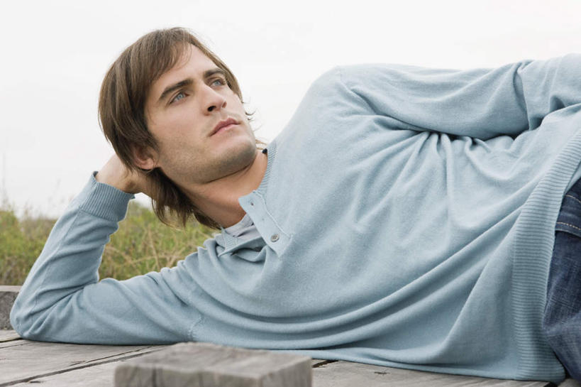 西方人,一个人,躺,横图,室外,白天,正面,旅游,度假,美景,沙滩,植物,道路,路,欧洲,欧洲人,仅一个男性,仅一个人,撑,服装,枯萎,木板,沙子,海岸,景观,小路,枯草,交通,沙地,托腮,注视,休闲装,娱乐,草,仅一个年轻男性,衣服,黄色,自然,观察,看,托,享受,休闲,休闲服,景色,放松,服饰,观看,察看,关注,自然风光,托下巴,卧着,男人,男性,年轻男性,白种人,海滩,躺着,卧,半身,彩图