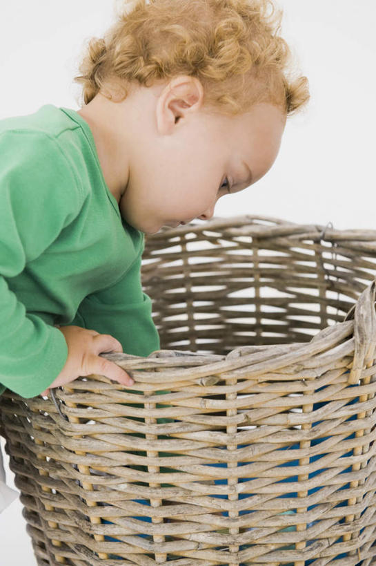 西方人,婴儿,儿童,一个人,站,交叉,竖图,室内,白天,白色背景,侧面,纯洁,竹子,欧洲,欧洲人,仅一个人,弯腰,竹制,服装,编织,篮子,注视,休闲装,一个,小孩,衣服,绿色,竹篮,低头,观察,看,站着,休闲,休闲服,可爱,摄影,服饰,活泼,影棚,单个,观看,竹条,交织,察看,竹制品,关注,宝宝,纯真,烂漫,无邪,弯身,穿插,伶俐,天真,白种人,孩子,站立,半身,彩图,影棚拍摄,拍摄