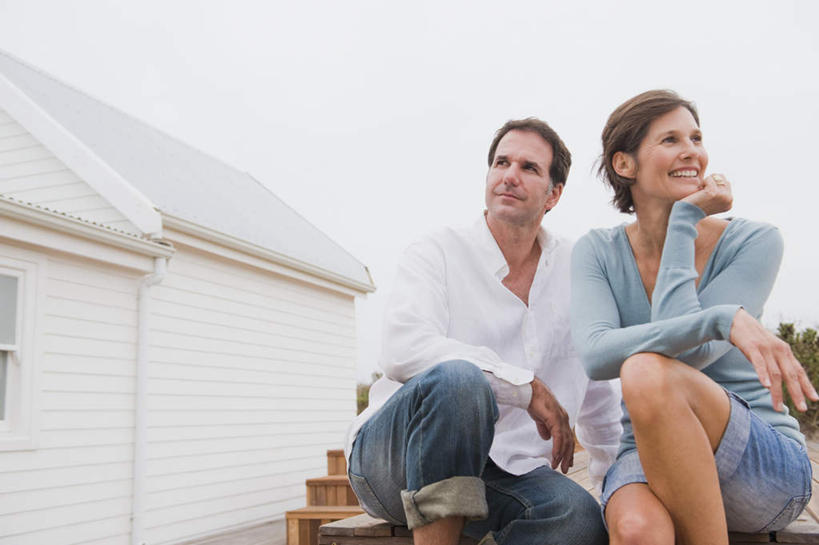 西方人,中年人,两个人,家庭,夫妻,家,坐,笑,微笑,露齿笑,横图,室外,白天,正面,爱情,道路,路,欧洲,欧洲人,撑,服装,裤子,木制,房屋,屋子,公寓,小路,交通,浪漫,托腮,注视,牛仔裤,休闲装,洋房,楼房,住宅,衣服,木制品,观察,看,托,休闲,温暖,温馨,一家人,休闲服,恩爱,恋人,服饰,观看,和睦,察看,关注,托下巴,男人,男性,女人,女性,中年男性,中年女性,白种人,夫妇,情侣,坐着,半身,彩图,房子,伴侣,融洽