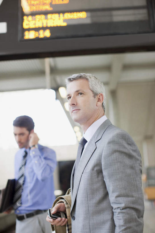 西方人,两个人,同事,商务人士,商务男性,机场,走,说,打电话,竖图,室内,白天,仰视,衬衫,讨论,成功,合作,团队,集体,信心,显示器,飞机场,电话,手机,欧洲,欧洲人,握,套装,朦胧,模糊,包,公文包,屏幕,拿,听,拿着,注视,通讯设备,显示屏,队伍,低头,观察,看,握着,公事包,观看,察看,领导,成就,关注,商务装,合伙,领袖,工薪阶层,输出设备,交流,男人,男性,年轻男性,中年男性,白种人,白领,上班族,航空站,空港,步行,沟通,讲话,交谈,散步,商讨,说话,谈话,通话,走路,半身,彩图,低角度拍摄,衬衣