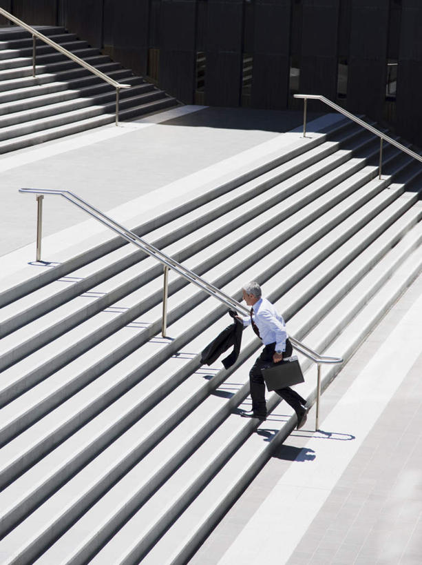 西方人,一个人,商务人士,商务男性,栏杆,走,竖图,俯视,室外,白天,衬衫,楼梯,欧洲,欧洲人,仅一个男性,仅一个人,仅一个中年男性,握,阴影,套装,光线,包,扶手,公文包,影子,阶梯,拿,拿着,注视,护栏,台阶,阳光,观察,看,握着,公事包,观看,察看,关注,商务装,工薪阶层,男人,男性,中年男性,白种人,白领,上班族,步行,散步,走路,彩图,高角度拍摄,全身,衬衣