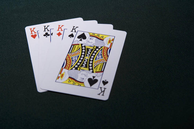 无人,横图,俯视,室内,特写,夜晚,游戏,赌博,贪欲,竞争,桌子,静物,扑克牌,纸牌,玩具,扑克,一排,阴影,整齐,反射,英文,标志,文字,影子,字符,字母,四张,玩,娱乐,标识,刺激,排列,休闲,赌场,活动,英文字母,队列,发泄,消遣,智力,赌具,博彩,投机,侥幸,欲望,宣泄,玩耍,嬉戏,彩图,高角度拍摄,胜负,输赢,娱乐场