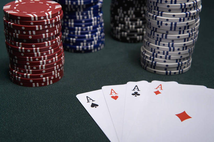 无人,横图,俯视,室内,特写,夜晚,游戏,赌博,贪欲,竞争,桌子,静物,扑克牌,纸牌,玩具,扑克,一排,许多,阴影,整齐,光线,影子,灯光,很多,四张,玩,娱乐,刺激,排列,休闲,筹码,赌场,活动,堆,计数,队列,发泄,消遣,智力,赌具,博彩,积累,累积,投机,侥幸,欲望,宣泄,筹马,记数,玩耍,嬉戏,彩图,高角度拍摄,胜负,输赢,娱乐场