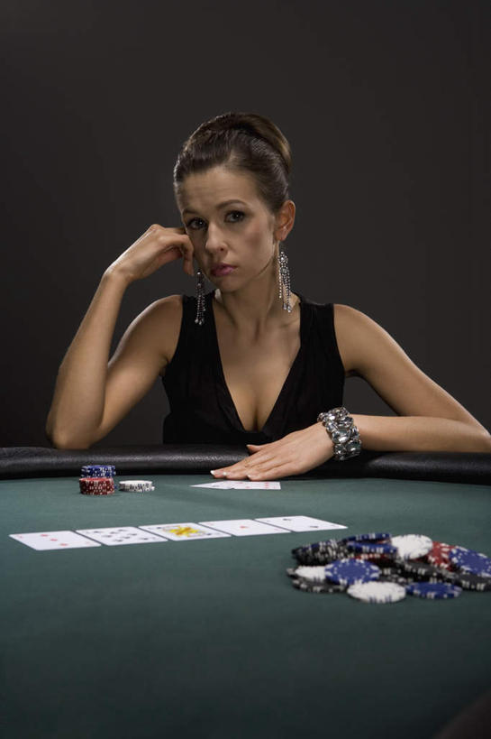 西方人,一个人,坐,竖图,室内,夜晚,正面,裙子,游戏,赌博,贪欲,竞争,桌面,桌子,扑克牌,纸牌,玩具,扑克,欧洲,欧洲人,仅一个年轻女性,仅一个女性,仅一个人,撑,连衣裙,木制,玩,托腮,注视,娱乐,刺激,木制品,观察,看,托,休闲,赌场,观看,活动,察看,发泄,关注,消遣,智力,托下巴,赌具,博彩,投机,侥幸,欲望,宣泄,年轻女性,女人,女性,白种人,玩耍,嬉戏,坐着,半身,彩图,胜负,输赢,娱乐场