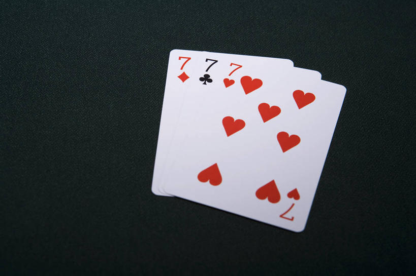 无人,横图,俯视,室内,特写,夜晚,游戏,赌博,贪欲,竞争,桌子,静物,扑克牌,纸牌,玩具,扑克,一排,阴影,整齐,光线,标志,数字,文字,影子,字符,灯光,三张,玩,娱乐,标识,刺激,排列,休闲,赌场,阿拉伯数字,活动,队列,发泄,消遣,智力,赌具,博彩,投机,侥幸,欲望,宣泄,玩耍,嬉戏,彩图,高角度拍摄,胜负,输赢,娱乐场