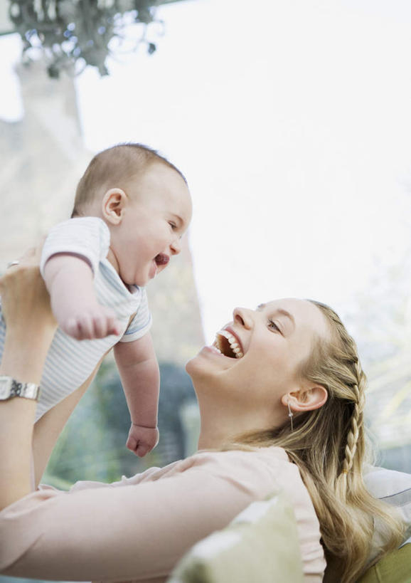 西方人,婴儿,儿童,两个人,家庭,母亲,举,伸展双臂,抱,笑,微笑,露齿笑,竖图,室内,白天,侧面,婴儿服装,纯洁,植物,欧洲,欧洲人,服装,朦胧,模糊,时间,时钟,手表,计时,注视,休闲装,树,树木,小孩,衣服,绿色,自然,钟表,观察,看,托,休闲,温暖,温馨,一家人,休闲服,表,可爱,母爱,童年,童趣,服饰,活泼,生长,成长,抱着,观看,腕表,和睦,察看,搂着,关注,宝宝,童真,纯真,烂漫,无邪,母婴,伶俐,天真,年轻女性,女人,女性,白种人,孩子,年轻人,钟,敞开双臂,举起,举手,举着,搂,搂抱,伸开双臂,向上举,向上伸,向上托,展开双肩,张开手臂,张开双臂,半身,彩图,婴儿服,融洽