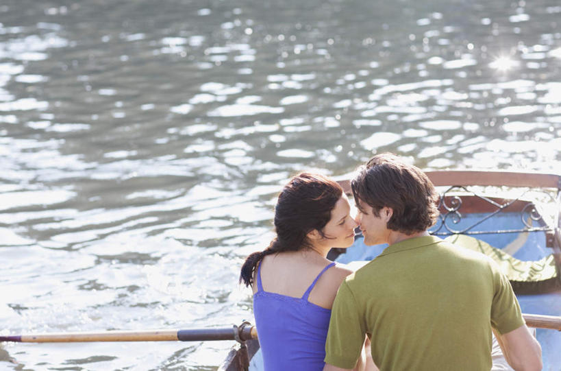 西方人,两个人,家庭,夫妻,坐,闭眼,吻,横图,俯视,室外,白天,爱情,湖,湖泊,水,船,欧洲,欧洲人,一艘,阴影,波纹,飞溅,服装,朦胧,模糊,溅,光线,船桨,液体,影子,湖面,水滴,水流,水面,木船,涟漪,浪漫,扭头,休闲装,水珠,衣服,水纹,阳光,船尾波,交通工具,波浪,湖水,转头,休闲,温暖,温馨,一家人,休闲服,恩爱,恋人,服饰,和睦,舟,喷洒,载具,水晕,男人,男性,年轻男性,年轻女性,女人,女性,白种人,年轻人,夫妇,情侣,闭眼睛,闭着眼,闭着眼睛,接吻,亲,亲吻,亲嘴,坐着,半身,彩图,高角度拍摄,伴侣,融洽