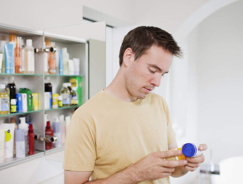 西方人,一个人,站,横图,室内,白天,正面,柜子,欧洲,欧洲人,仅一个男性,仅一个人,仅一个中年男性,握,阴影,服装,反射,影子,墙,储物柜,注视,休闲装,墙壁,墙面,衣服,白色,容器,低头,观察,看,站着,休闲,生病,休闲服,握着,服饰,观看,储藏,察看,储存,关注,抱病,储备,蕴藏,贮备,男人,男性,中年男性,白种人,站立,半身,彩图,贮存