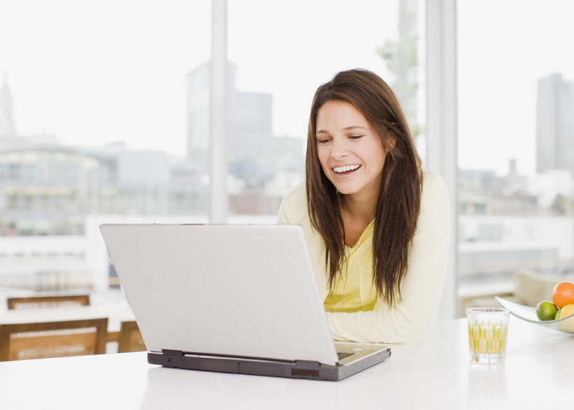 果汁,西方人,一个人,高楼大厦,坐,笑,微笑,露齿笑,横图,室内,白天,正面,办公楼,电脑,笔记本电脑,窗户,落地窗,桌面,桌子,大厦,建筑,摩天大楼,写字楼,柑橘,杯子,水果,欧洲,欧洲人,仅一个年轻女性,仅一个女性,仅一个人,服装,朦胧,模糊,新鲜,网络,木制,生食,橙汁,食品,果实,饮品,注视,休闲装,通讯设备,玻璃窗,玻璃制品,食物,饮料,衣服,木制品,水杯,楼宇,观察,看,休闲,休闲服,商务楼,服饰,有机食品,绿色食品,观看,察看,无线,关注,可口,通信设备,无线网络,无线上网,便携式电脑,适口,手提电脑,年轻女性,女人,女性,白种人,玻璃杯,橘子,桔子,橙子,橙,坐着,半身,彩图,大楼,高层建筑,高楼,摩天楼