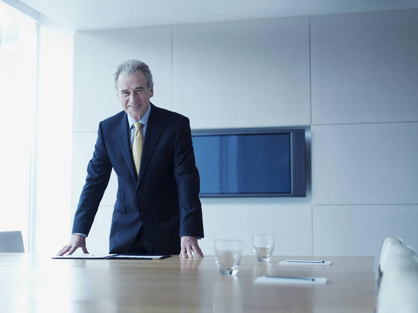 西方人,一个人,商务人士,商务男性,办公室,站,笑,微笑,横图,室内,白天,正面,衬衫,水,家具,桌子,杯子,电视,欧洲,欧洲人,仅一个男性,仅一个人,仅一个中年男性,撑,阴影,套装,反射,材料,档案,文件,液体,影子,办公桌,墙,领带,注视,饮用水,墙壁,墙面,玻璃制品,水杯,资料,矿泉水,观察,看,站着,观看,察看,撑着,象征,庄重,关注,彩电,文档,商务装,身份,工薪阶层,蒸馏水,办公家具,正式,地位,彩色电视机,显像管屏,显像管屏幕,男人,男性,中年男性,白种人,白领,上班族,玻璃杯,电视机,站立,半身,彩图,衬衣