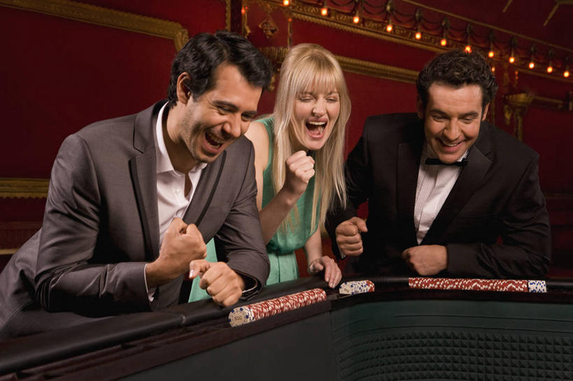 西方人,拳,三个人,伙伴,朋友,站,笑,微笑,露齿笑,横图,室内,夜晚,正面,衬衫,裙子,西装,爱情,游戏,友谊,赌博,贪欲,竞争,桌子,玩具,照明,欧洲,欧洲人,一堆,许多,握,阴影,堆叠,堆积,连衣裙,套装,正装,光线,壁灯,领结,影子,灯光,浪漫,玩,注视,职业装,娱乐,鼓励,刺激,灯,灯具,低头,观察,加油,看,站着,休闲,温暖,温馨,恩爱,打气,握着,筹码,恋人,观看,活动,堆,计数,照亮,和睦,察看,象征,庄重,照明设备,发泄,关注,消遣,智力,赌具,鼓舞,身份,积累,累积,投机,侥幸,欲望,宣泄,正式,地位,筹马,记数,友情,男人,男性,年轻男性,年轻女性,女人,女性,中年男性,白种人,拳头,情侣,玩耍,嬉戏,站立,半身,彩图,衬衣,伴侣,融洽,胜负,输赢