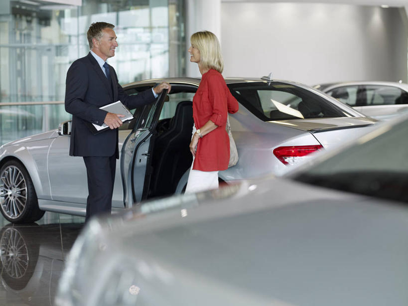 西方人,两个人,商务人士,商务男性,商店,站,说,横图,室内,白天,侧面,衬衫,讨论,汽车,欧洲,欧洲人,握,阴影,套装,服装,反射,材料,档案,文件,影子,领带,注视,休闲装,商铺,顾客,相视,车,衣服,红色,资料,交通工具,轿车,观察,看,站着,休闲,面对面,休闲服,搭,握着,服饰,观看,对视,察看,互视,象征,庄重,搭着,关注,载具,文档,相对,商务装,身份,工薪阶层,相看,正式,地位,市肆,商号,主顾,交流,男人,男性,女人,女性,中年男性,中年女性,白种人,白领,上班族,沟通,讲话,交谈,商讨,说话,谈话,站立,半身,彩图,衬衣,店铺