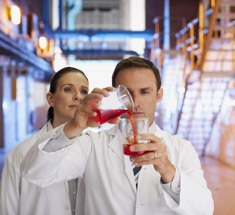 西方人,两个人,伙伴,朋友,科学家,站,横图,室内,白天,正面,工作服,制服,友谊,合作,团队,实验,研发,仪器,水,杯子,欧洲,欧洲人,握,服装,朦胧,模糊,研究,透明,分析,科学,化学,测试,烧杯,液体,实验室,水滴,研究室,拿,拿着,注视,玻璃制品,衣服,红色,玻璃瓶,瓶子,观察,看,站着,器皿,战略,握着,服饰,观看,科研,察看,衣着,科研人员,穿着,关注,化验,研究者,检验,计量,研究所,科学研究者,玻璃仪器,试验耗材,实验用品,化验室,检验室,联合,合谋,工作制服,衣饰,配合,协作,男人,男性,女人,女性,中年男性,中年女性,白种人,科学工作者,玻璃杯,站立,半身,彩图,工作套服