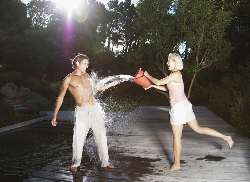 西方人,两个人,站,横图,室外,白天,正面,爱情,游戏,梯田,水,太阳,植物,欧洲,欧洲人,倒,阴影,飞溅,服装,溅,光线,木板,桶,液体,影子,塑料,水滴,桥,木桥,浪漫,玩,注视,休闲装,娱乐,栈桥,水珠,树,树木,衣服,绿色,阳光,自然,容器,塑料制品,观察,看,站着,休闲,温暖,温馨,休闲服,恩爱,恋人,服饰,生长,成长,观看,活动,人行桥,木板桥,储藏,塑料桶,和睦,察看,储存,发泄,关注,喷洒,消遣,智力,宣泄,男人,男性,年轻男性,女人,女性,中年女性,白种人,情侣,玩耍,嬉戏,站立,彩图,全身,伴侣,融洽,贮存