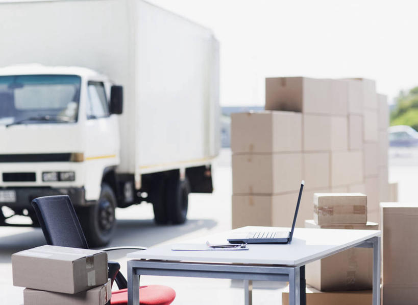 无人,办公室,工厂,横图,室外,白天,正面,电脑,笔记本电脑,植物,家具,桌子,卡车,椅子,一辆,阴影,光线,网络,包装,影子,纸箱,办公桌,集装箱,通讯设备,树,树木,绿色,阳光,自然,会议椅,容器,箱子,集装箱车,生长,成长,货车,办公椅,无线,纸板箱,通信设备,无线网络,无线上网,便携式电脑,货运车,包装箱,办公家具,商务椅,培训椅,手提电脑,载重汽车,彩图,工地,制造厂