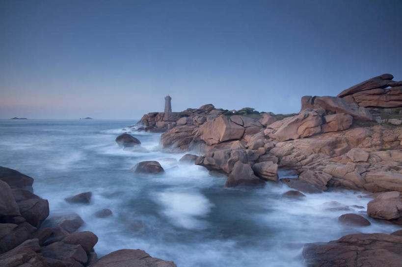 无人,横图,室外,白天,正面,旅游,度假,海浪,海洋,石头,美景,日落,沙滩,山,山脉,雾,道路,法国,欧洲,阴影,朦胧,模糊,光线,信息,沙子,石子,影子,海岸,景观,浪花,山顶,山峰,水平线,晚霞,霞光,落日,辽阔,灯塔,交通,海平线,沙地,山峦,方向,娱乐,阳光,自然,海水,黄昏,群山,享受,休闲,广阔,景色,彩霞,放松,引导,指引,一望无际,迷雾,布列塔尼,自然风光,海景,沉积岩,法兰西共和国,法兰西第五共和国,布列塔尼半岛,航标,无边无际,一马平川,颠峰,极峰,夕照,薄暮,水成岩,大海,风浪,海,海水的波动,海滩,近岸浪,石块,岩石,涌浪,大雾,夕阳,彩图,傍晚,水天相接,水天一线,导航,斜阳