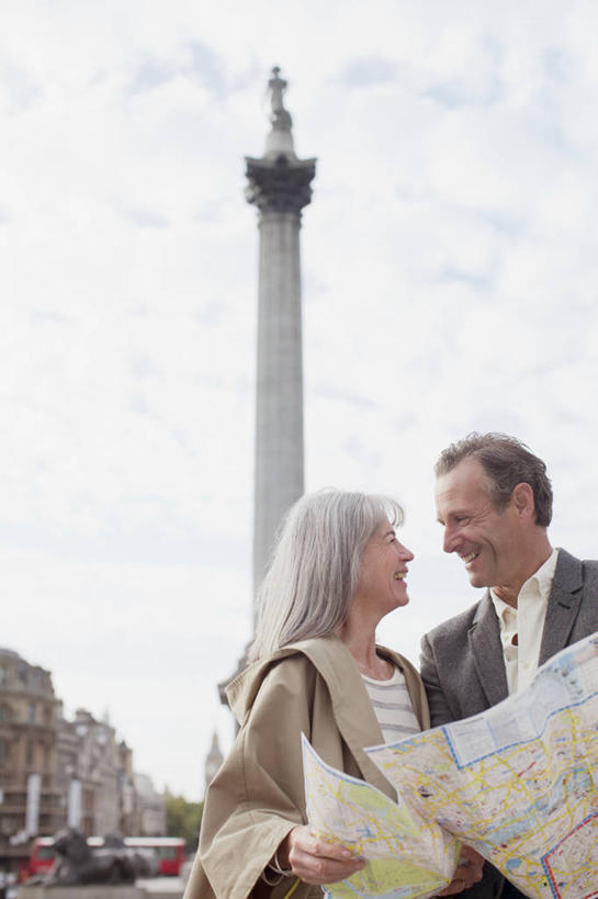 西方人,老年人,两个人,家庭,夫妻,站,笑,微笑,露齿笑,竖图,室外,白天,仰视,爱情,度假,美景,城市风光,城市,道路,地图,英国,欧洲,欧洲人,握,阴影,服装,光线,信息,影子,景观,云,云朵,交通,浪漫,拿,云彩,拿着,注视,休闲装,方向,娱乐,相视,衣服,蓝色,白云,蓝天,天空,阳光,天,观察,看,站着,享受,休闲,温暖,温馨,一家人,面对面,休闲服,景色,恩爱,放松,握着,恋人,服饰,晴朗,观看,引导,指引,对视,和睦,察看,互视,西欧,关注,相对,大不列颠,大不列颠及北爱尔兰联合王国,相看,大不列颠联合王国,日不落英帝国,老年男性,老年女性,男人,男性,女人,女性,白种人,夫妇,情侣,晴空,站立,半身,彩图,低角度拍摄,伴侣,融洽,导航