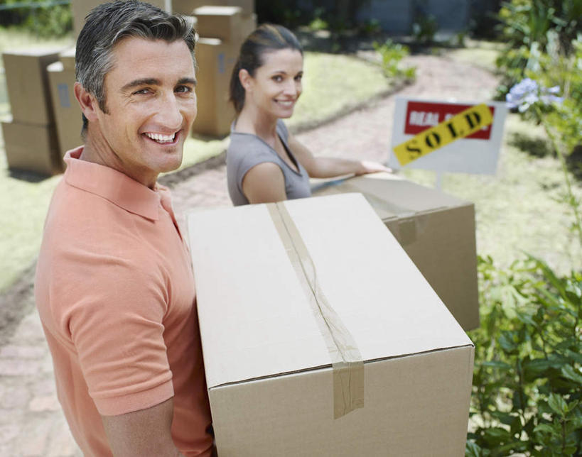 西方人,夫妻,站,捧,笑,微笑,露齿笑,横图,室外,白天,侧面,爱情,草地,草坪,植物,道路,路,指示牌,欧洲,欧洲人,许多,朦胧,模糊,英文,包装,标志,文字,纸箱,字符,字母,小路,交通,浪漫,扭头,注视,标识,草,树,树木,绿色,自然,容器,箱子,观察,看,站着,转头,恩爱,恋人,生长,成长,观看,英文字母,察看,关注,纸板箱,包装箱,白种人,夫妇,情侣,端,端着,捧着,手捧,站立,半身,彩图,伴侣