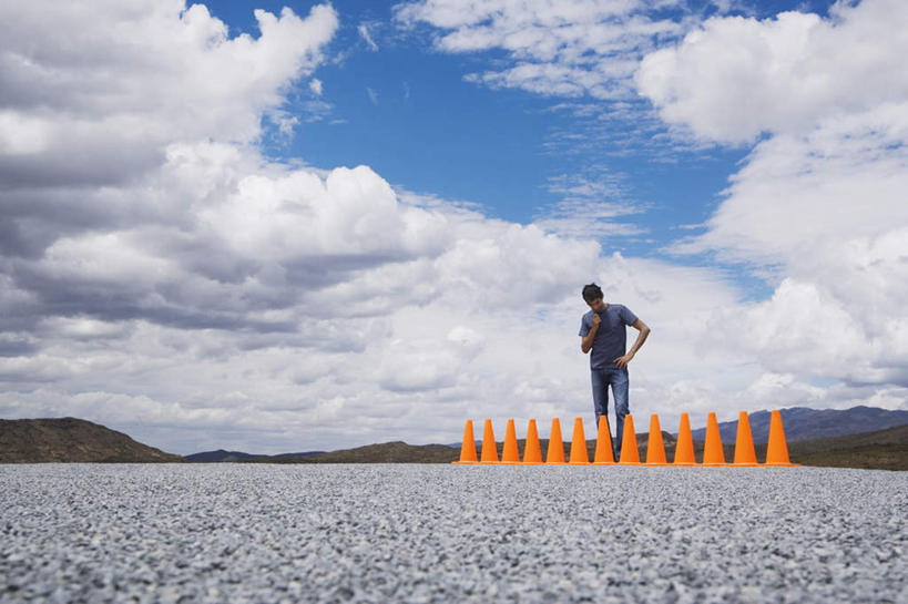 西方人,一个人,站,横图,室外,白天,仰视,山,山脉,道路,路,公路,欧洲,欧洲人,仅一个男性,仅一个人,许多,撑,服装,环绕,围绕,分离,山峰,云,云朵,交通,山峦,警告,云彩,环抱,托腮,注视,休闲装,手叉腰,仅一个年轻男性,衣服,蓝色,白云,蓝天,天空,群山,天,叉腰,观察,看,托,站着,休闲,休闲服,橙色,警示,服饰,晴朗,观看,隔离,禁止,提醒,察看,关注,提示,限制,托下巴,交通标志,路锥,交通锥,萦绕,危险,男人,男性,年轻男性,白种人,晴空,马路,站立,彩图,低角度拍摄,全身