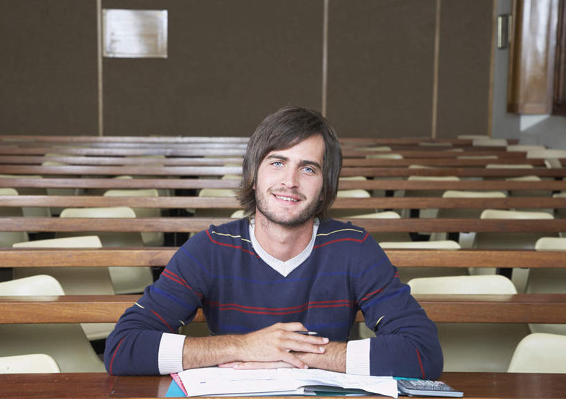 西方人,一个人,学生,学校,坐,笑,微笑,横图,室内,白天,正面,看书,阅读,桌子,书籍,椅子,欧洲,欧洲人,仅一个男性,仅一个人,一排,握,学习,服装,整齐,并列,并排,木椅,注视,休闲装,书桌,校园,排列,仅一个年轻男性,衣服,课桌,书本,观察,看,休闲,教室,休闲服,读书,浏览,握着,服饰,观看,察看,队列,关注,平行,男人,男性,年轻男性,白种人,书,图书,坐着,半身,彩图