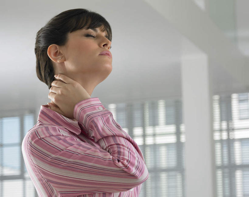 西方人,一个人,站,闭眼,横图,室内,白天,仰视,按摩,窗户,欧洲,欧洲人,仅一个年轻女性,仅一个女性,仅一个人,服装,墙,扭头,休闲装,玻璃窗,墙壁,墙面,衣服,站着,转头,享受,休闲,健康,休闲服,保健,服饰,指压,年轻女性,女人,女性,白种人,闭眼睛,闭着眼,闭着眼睛,站立,半身,彩图,低角度拍摄,推拿