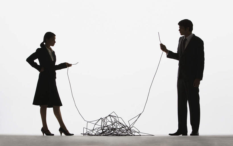 西方人,两个人,同事,商务人士,商务男性,商务女性,站,横图,室内,白天,白色背景,正面,高跟鞋,衬衫,时尚,成功,合作,团队,集体,信心,鞋子,欧洲,欧洲人,握,套装,电力,电线,线,电能,背光,拿,线路,拿着,注视,队伍,相视,观察,看,站着,面对面,握着,摄影,影棚,观看,对视,电,电源,电源线,察看,领导,互视,成就,关注,时髦,相对,商务装,能量,合伙,领袖,逆光,工薪阶层,相看,时兴,男人,男性,年轻男性,年轻女性,女人,女性,白种人,白领,上班族,站立,彩图,全身,影棚拍摄,衬衣,拍摄