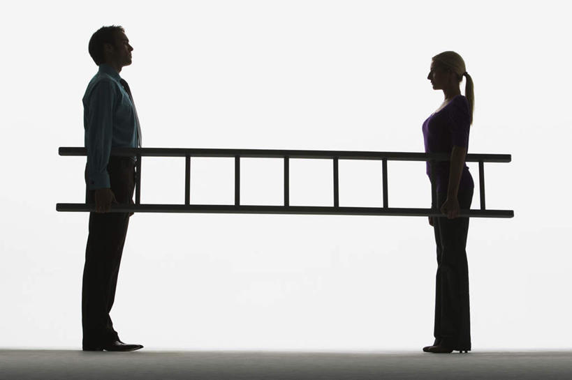 西方人,两个人,站,攀登,横图,室内,白天,白色背景,侧面,高跟鞋,爱情,时尚,鞋子,欧洲,欧洲人,握,服装,梯子,阶梯,木梯,背光,浪漫,拿,拿着,注视,休闲装,相视,衣服,观察,看,站着,休闲,温暖,温馨,面对面,休闲服,爬,恩爱,握着,恋人,摄影,服饰,影棚,观看,上升,对视,和睦,察看,互视,关注,时髦,相对,逆光,相看,登高,时兴,男人,男性,女人,女性,中年男性,中年女性,白种人,情侣,攀爬,站立,彩图,全身,影棚拍摄,拍摄,伴侣,融洽