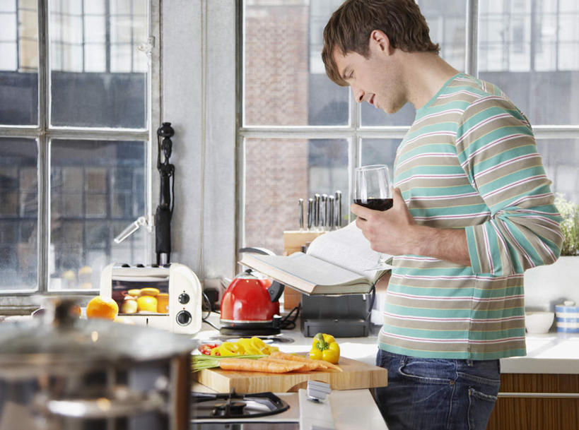 红酒,葡萄酒,西方人,一个人,站,横图,室内,白天,侧面,餐桌,厨房,窗户,桌子,萝卜,胡萝卜,辣椒,蔬菜,杯子,书籍,欧洲,欧洲人,仅一个男性,仅一个人,握,服装,新鲜,高脚杯,食品,案板,红酒杯,酒类,拿,拿着,注视,休闲装,玻璃窗,玻璃制品,酒,砧板,食物,饮料,仅一个年轻男性,衣服,酒杯,观察,看,站着,休闲,休闲服,红葡萄酒,握着,服饰,有机食品,绿色食品,餐台,观看,察看,葡萄酒杯,关注,彩椒,辣角,红海椒,大椒,辣虎,广椒,男人,男性,年轻男性,白种人,玻璃杯,书,图书,甜椒,柿子椒,辣子,红萝卜,海椒,甘荀,番椒,灯笼椒,站立,半身,彩图,灶间