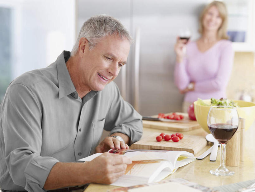 红酒,葡萄酒,西方人,中年人,两个人,家庭,夫妻,坐,横图,室内,白天,正面,爱情,餐桌,桌子,蔬菜,西红柿,杯子,书籍,金属制品,欧洲,欧洲人,一把,一堆,握,堆叠,堆积,服装,朦胧,模糊,新鲜,金属,高脚杯,工具,陶瓷,生食,蔬菜沙拉,沙拉,食品,案板,刀具,陶瓷制品,红酒杯,酒类,浪漫,拿,拿着,注视,休闲装,色拉,沙律,玻璃制品,酒,砧板,食物,饮料,衣服,酒杯,容器,碗,刀,观察,看,休闲,温暖,温馨,一家人,休闲服,红葡萄酒,恩爱,握着,恋人,服饰,有机食品,绿色食品,餐台,观看,色拉酱,储藏,堆,和睦,察看,葡萄酒杯,储存,关注,菜刀,千岛酱,切菜刀,男人,男性,女人,女性,中年男性,中年女性,白种人,夫妇,情侣,玻璃杯,书,图书,番茄,坐着,半身,彩图,伴侣,融洽,贮存