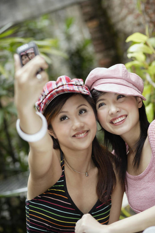 东方人,两个人,伙伴,朋友,坐,举,笑,微笑,露齿笑,竖图,室外,白天,正面,友谊,植物,棕榈树,帽子,相机,叶子,吊带,亚洲,握,服装,朦胧,模糊,绿叶,拿,拿着,注视,吊带衫,黄种人,运动帽,装饰品,树,树木,拍照,衣服,绿色,自然,饰品,手链,首饰,数码相机,观察,看,托,嫩叶,鸭舌帽,握着,摄影,服饰,手镯,生长,成长,观看,察看,衣着,穿着,关注,镯子,棕榈叶,衣饰,友情,年轻女性,女人,女性,亚洲人,叶,叶片,照相机,棕树,棕榈,举起,举手,举着,向上举,向上伸,向上托,坐着,半身,彩图,照相